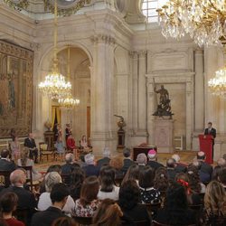 El Rey Felipe dando un discurso ante la Familia Real y los invitados a la entrega del Toisón de Oro a la Princesa Leonor