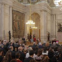 El Rey Felipe dando un discurso ante la Familia Real y los invitados a la entrega del Toisón de Oro a la Princesa Leonor