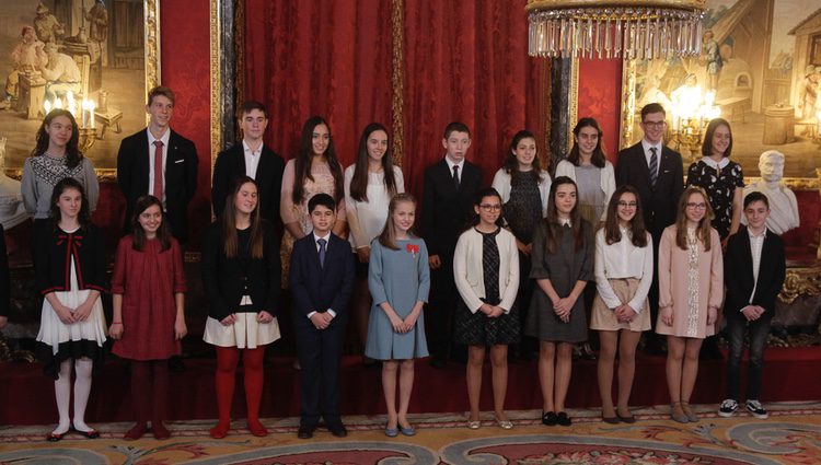 La Princesa Leonor con 20 escolares de España en la entrega del Toisón de Oro que le impuso el Rey Felipe