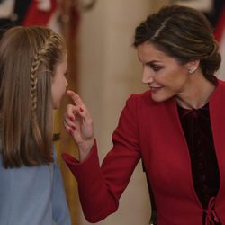 La Reina Letizia hace un gesto cariñoso a la Princesa Leonor en la entrega del Toisón de Oro