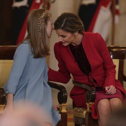 La Princesa Leonor habla con la Reina Letizia en la entrega del Toisón de Oro