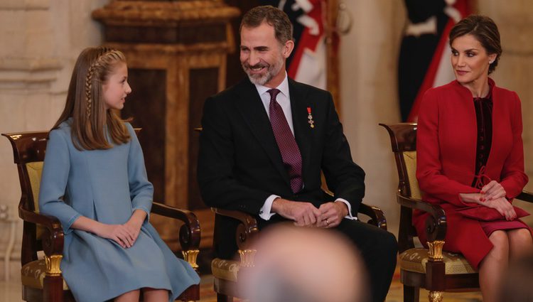 Los Reyes Felipe y Letizia con la Princesa Leonor en la entrega del Toisón de Oro