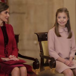 La Reina Letizia y la Infanta Sofía en la entrega del Toisón de Oro a la Princesa Leonor