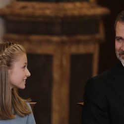 El Rey Felipe y la Princesa Leonor se miran con cariño en la entrega del Toisón de Oro