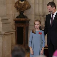 El Rey Felipe junto a la Princesa Leonor tras imponerle el Toisón de Oro