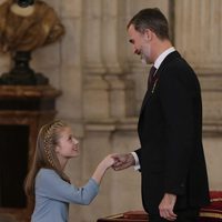 La Princesa Leonor hace la reverencia al Rey Felipe en la entrega del Toisón de Oro