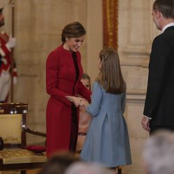 La Reina Letizia felicita a la Princesa Leonor tras recibir el Toisón de Oro