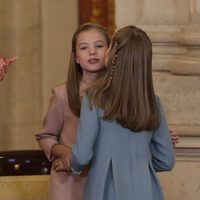 La Princesa Leonor besa a la Infanta Sofía tras recibir el Toisón de Oro