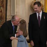 La Princesa Leonor besa al Rey Juan Carlos junto al Rey Felipe en la entrega del Toisón de Oro