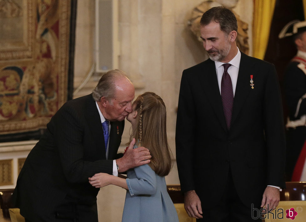 La Princesa Leonor besa al Rey Juan Carlos junto al Rey Felipe en la entrega del Toisón de Oro