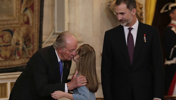 La Princesa Leonor besa al Rey Juan Carlos junto al Rey Felipe en la entrega del Toisón de Oro