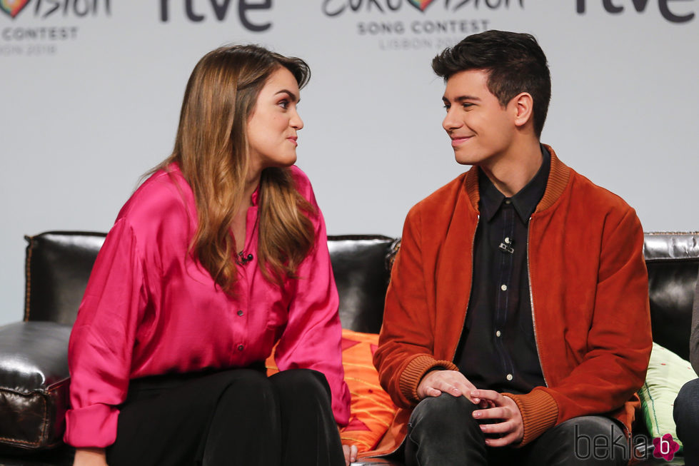 Alfred y Amaia charlando en la primera rueda de prensa de Eurovisión 2018