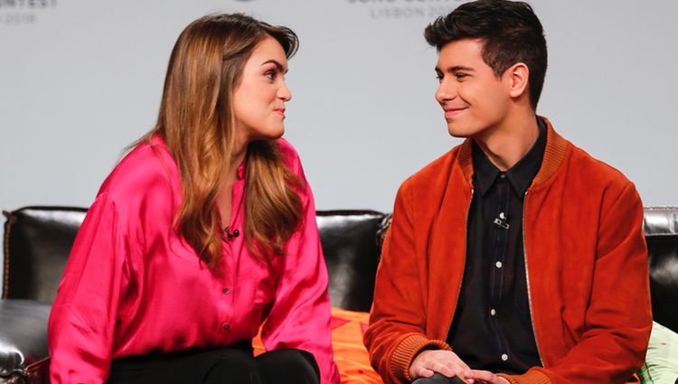 Alfred y Amaia charlando en la primera rueda de prensa de Eurovisión 2018