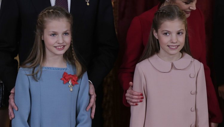 La Princesa Leonor con la Infanta Sofía tras recibir el Toisón de Oro