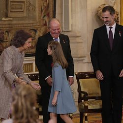 La Princesa Leonor saluda a la Reina Sofía junto a los Reyes Juan Carlos y Felipe tras recibir el Toisón de Oro