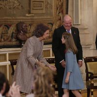 La Princesa Leonor saluda a la Reina Sofía junto a los Reyes Juan Carlos y Felipe tras recibir el Toisón de Oro