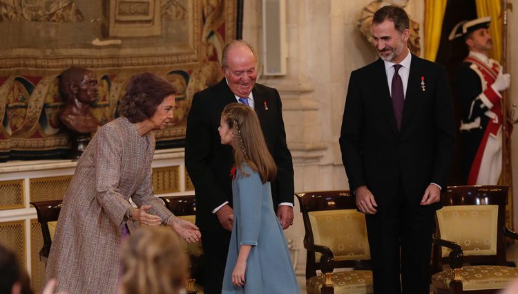 La Princesa Leonor saluda a la Reina Sofía junto a los Reyes Juan Carlos y Felipe tras recibir el Toisón de Oro