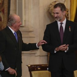 El Rey Juan Carlos y el Rey Felipe en la entrega del Toisón de Oro a la Princesa Leonor