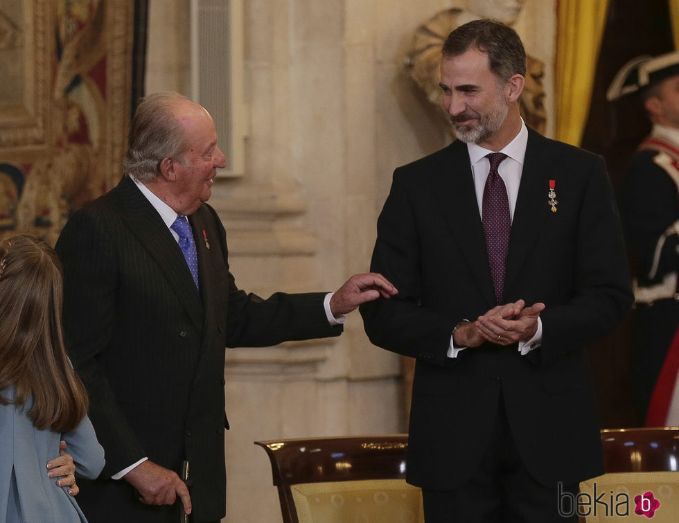 El Rey Juan Carlos y el Rey Felipe en la entrega del Toisón de Oro a la Princesa Leonor