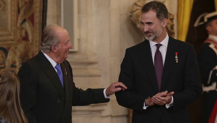 El Rey Juan Carlos y el Rey Felipe en la entrega del Toisón de Oro a la Princesa Leonor