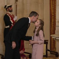 El Rey Felipe besa a la Infanta Sofía en la entrega del Toisón de Oro a la Princesa Leonor