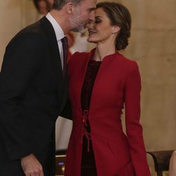 Los Reyes Felipe y Letizia, muy cariñosos en la entrega del Toisón de Oro a la Princesa Leonor