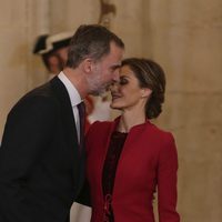 Los Reyes Felipe y Letizia, muy cariñosos en la entrega del Toisón de Oro a la Princesa Leonor