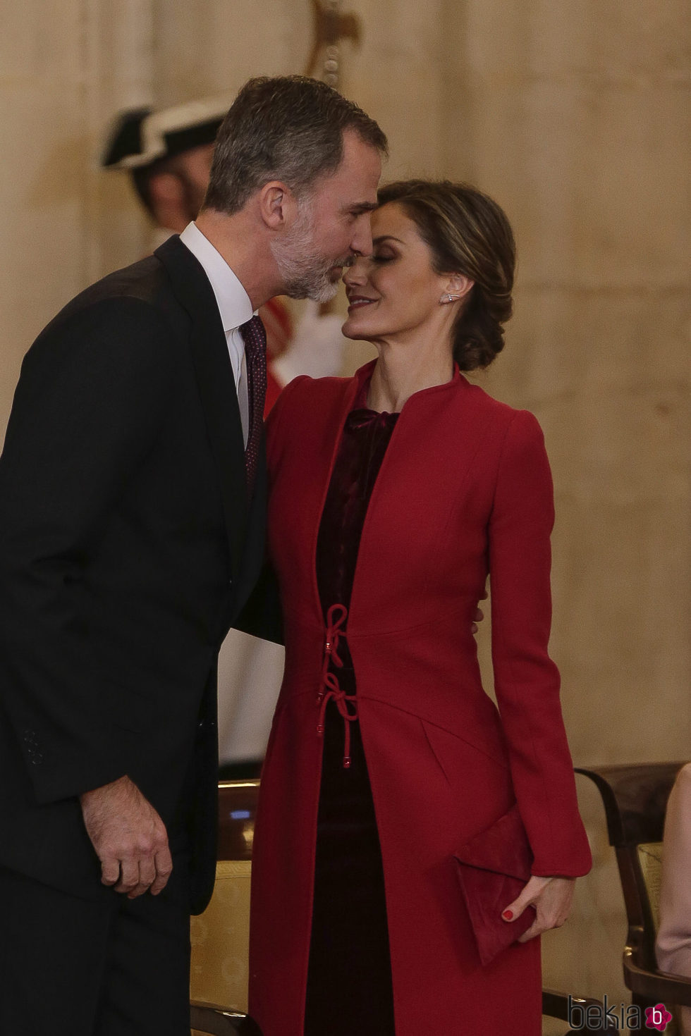 Los Reyes Felipe y Letizia, muy cariñosos en la entrega del Toisón de Oro a la Princesa Leonor