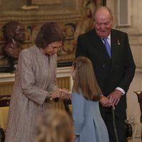 La Princesa Leonor con los Reyes Juan Carlos y Sofía tras recibir el Toisón de Oro