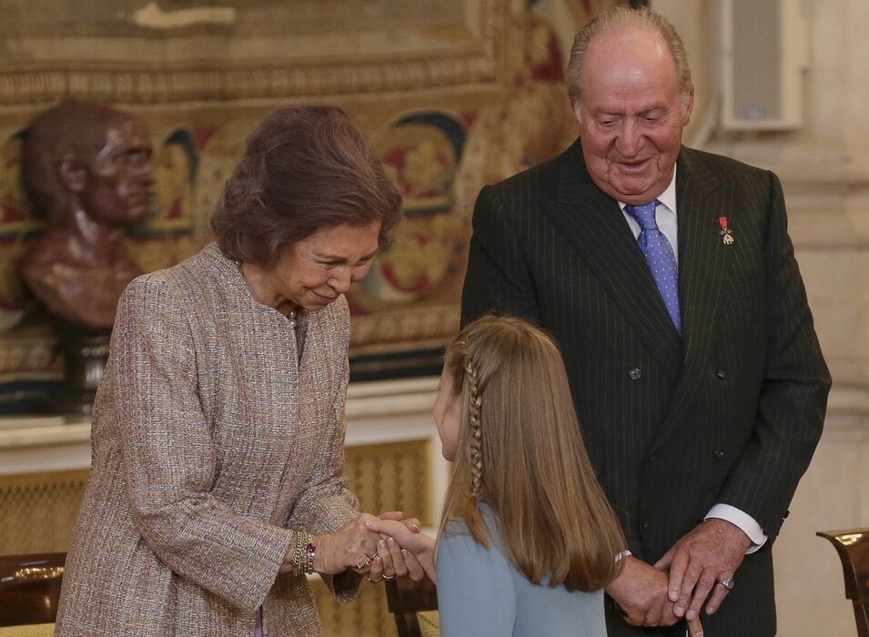 La Princesa Leonor con los Reyes Juan Carlos y Sofía tras recibir el Toisón de Oro