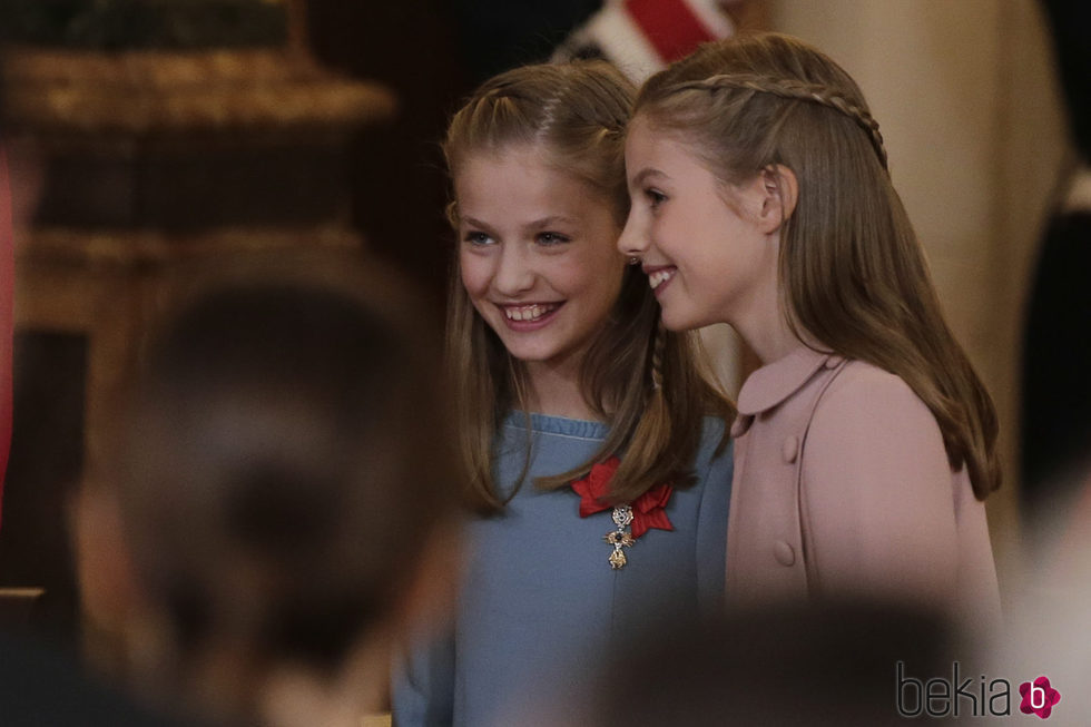 La Princesa Leonor y la Infanta Sofía, muy cómplices en la entrega del Toisón de Oro