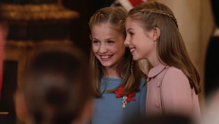 La Princesa Leonor y la Infanta Sofía, muy cómplices en la entrega del Toisón de Oro