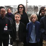 Angelina Jolie con todos sus hijos dando un paseo por París