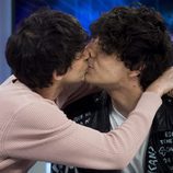 Javier Calvo y Javier Ambrossi se besan en 'El Hormiguero'