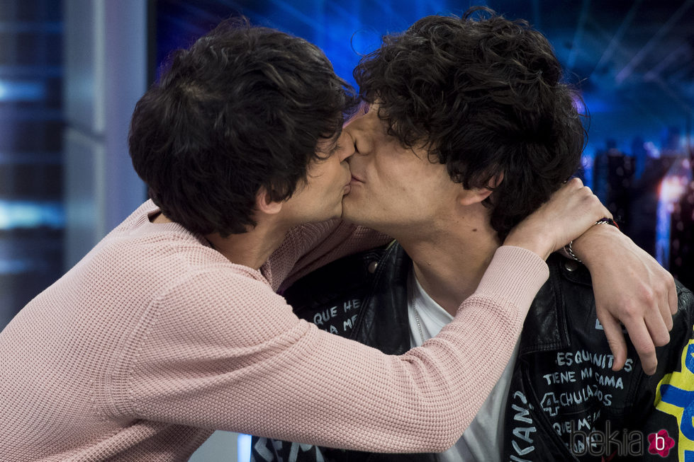 Javier Calvo y Javier Ambrossi se besan en 'El Hormiguero'