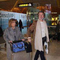 María Teresa Campos y Bigote Arrocet llegando al aropuerto para grabar 'Las Campos' en Argentina y Chile