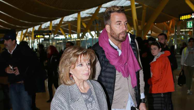 María Teresa Campos y Raúl Prieto llegando al aropuerto para grabar 'Las Campos' en Argentina y Chile