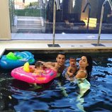 Cristiano Ronaldo y Georgina Rodríguez dándose un chapuzón con Mateo y Eva