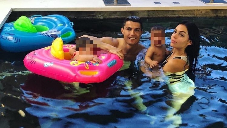 Cristiano Ronaldo y Georgina Rodríguez dándose un chapuzón con Mateo y Eva