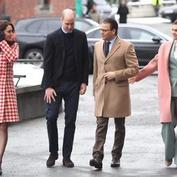 Victoria y Daniel de Suecia con los Duques de Cambridge charlando camino a Matteusskolanschool