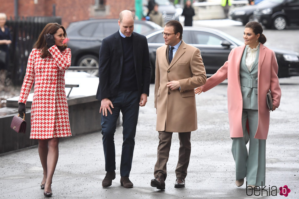 Victoria y Daniel de Suecia con los Duques de Cambridge charlando camino a Matteusskolanschool