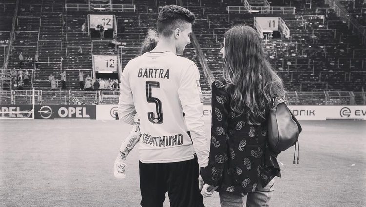 Melissa Jiménez, Marc Bartra y su hija Gala en el campo de fútbol del Betis