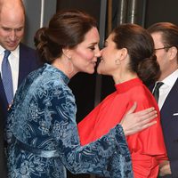 Kate Middleton besa a Victoria de Suecia en un acto oficial en Estocolmo