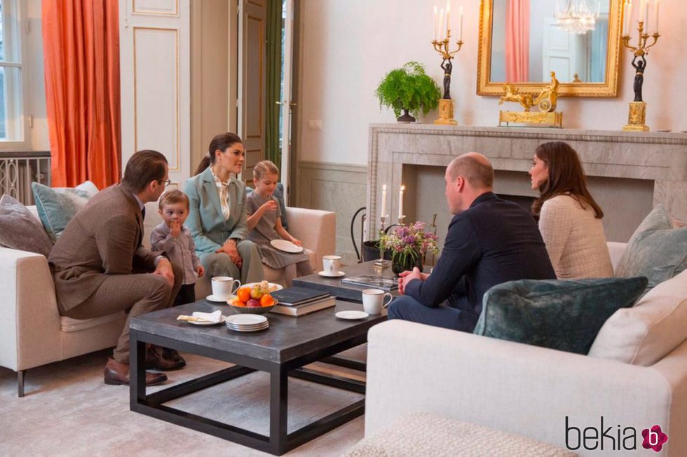 Los Duques de Cambridge tomando el té con Victoria y Daniel de Suecia y sus hijos Estela y Oscar