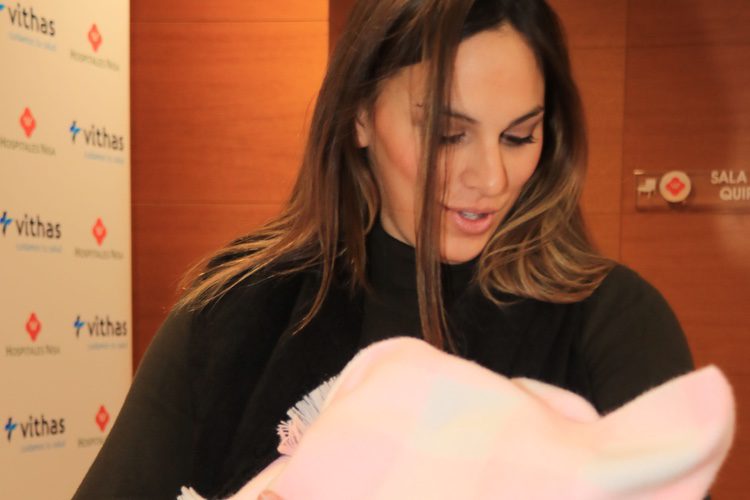 Irene Rosales con su hija Carlota en brazos en su presentación