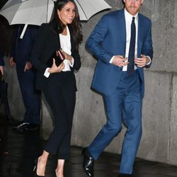 El Príncipe Harry y Meghan Markle llegando a los premios de la Endeavour Fund