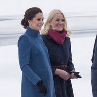 Mette-Marit de Noruega recibe a Kate Middleton a su llegada a Oslo