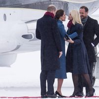 Mette-Marit de Noruega y Kate Middleton se saludan junto a Haakon de Noruega y el Príncipe Guillermo