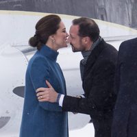 Kate Middleton saluda a Haakon de Noruega y el Príncipe Guillermo saluda a Mette-Marit de Noruega