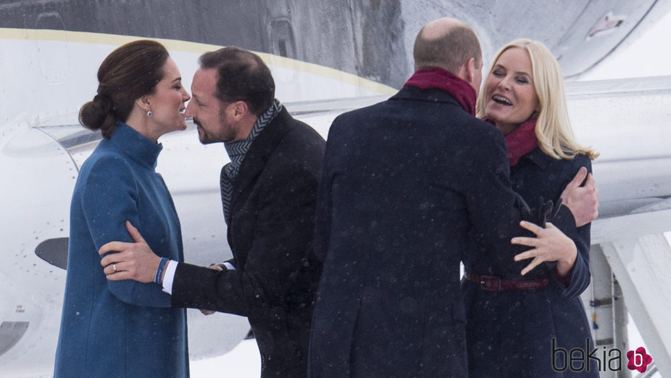 Kate Middleton saluda a Haakon de Noruega y el Príncipe Guillermo saluda a Mette-Marit de Noruega